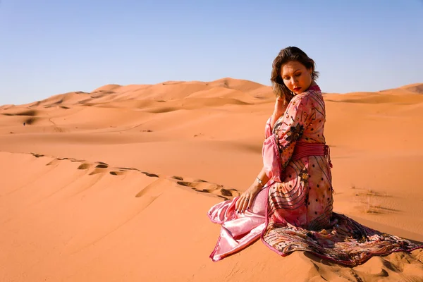 Девушка Марокканской Одежде Пустыне Сахара — стоковое фото