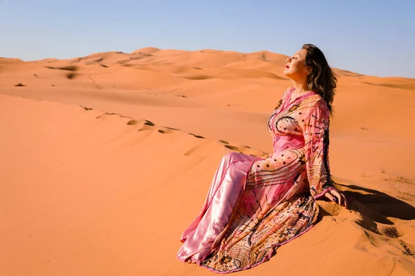 Κορίτσι Μαροκινό Φόρεμα Στην Έρημο Σαχάρα — Φωτογραφία Αρχείου