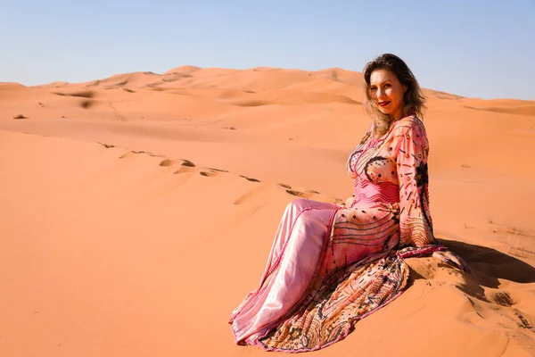 Menina Vestido Marroquino Deserto Saara — Fotografia de Stock