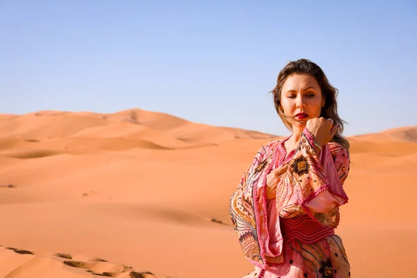 Lány Marokkóban Ruha Szaharában Sivatag — Stock Fotó