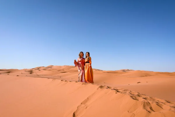 Красивая Молодая Девушка Марокканском Платье Пустыне Сахара — стоковое фото