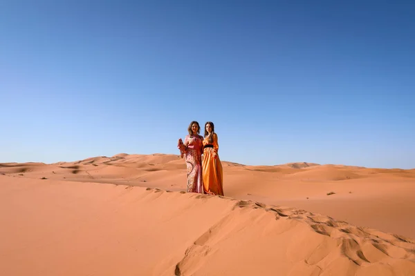 Красивая Молодая Девушка Марокканском Платье Пустыне Сахара — стоковое фото