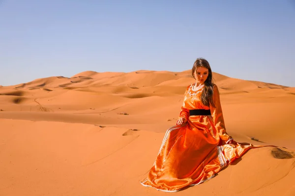 Menina Bonita Vestido Marroquino Deserto Saara — Fotografia de Stock