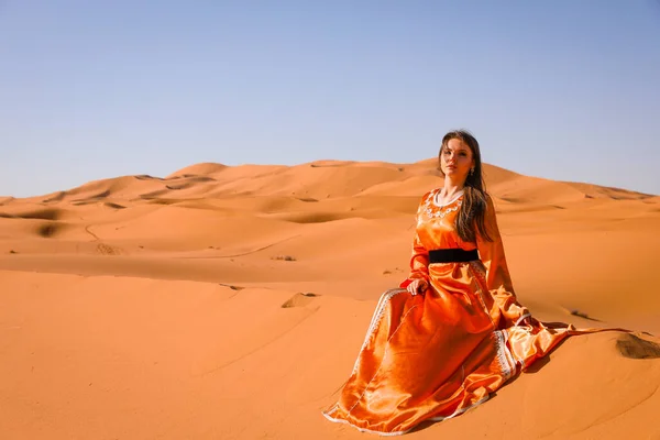 Gyönyörű Fiatal Lány Marokkóban Ruha Szaharában Sivatag — Stock Fotó