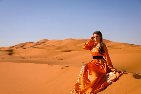 Mooi Jong Meisje Marokkaanse Jurk Sahara Woestijn — Stockfoto
