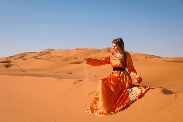 Όμορφη Νεαρή Κοπέλα Στο Μαροκινό Φόρεμα Στην Έρημο Σαχάρα — Φωτογραφία Αρχείου