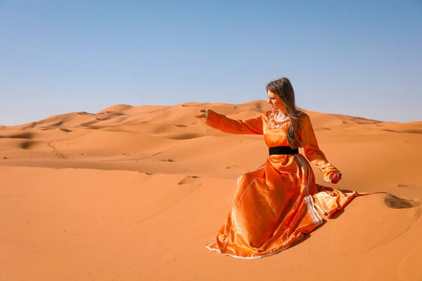 Krásná Mladá Dívka Marockých Šatech Poušti Sahara — Stock fotografie