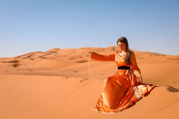 Menina Bonita Vestido Marroquino Deserto Saara — Fotografia de Stock