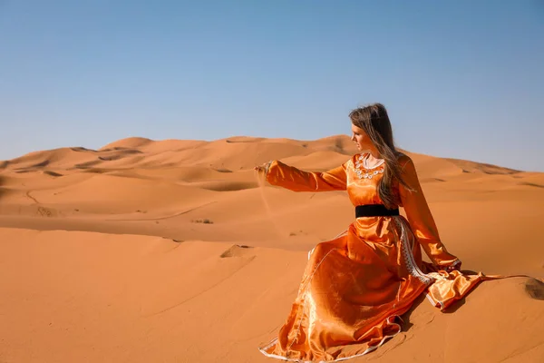 Menina Bonita Vestido Marroquino Deserto Saara — Fotografia de Stock