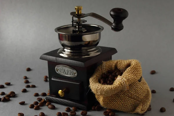 El değirmeni ile kahve hazırlama