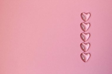 Pembe bir arka plan ile beş bardak kupa 