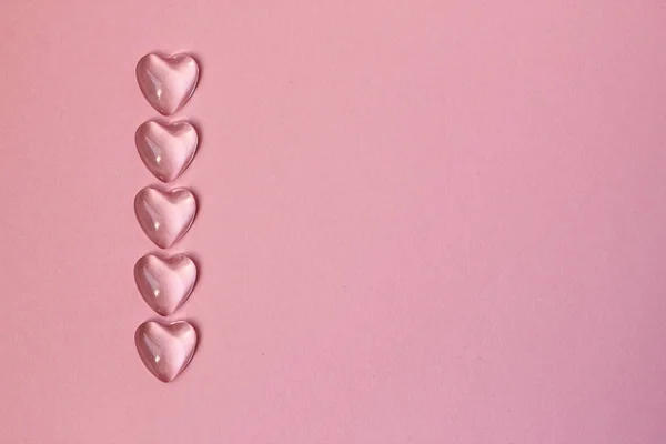 Pembe arka plan 2 beş bardak kupa