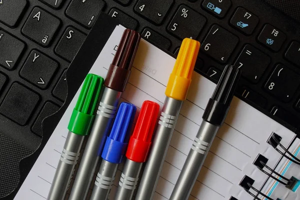 Renk kalem defter ile