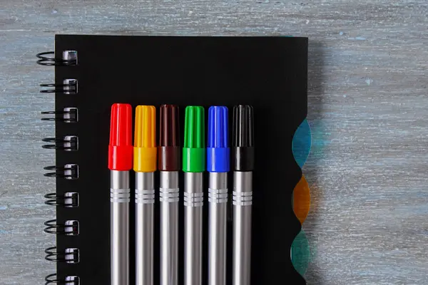 Renk kalemler doğrultusunda