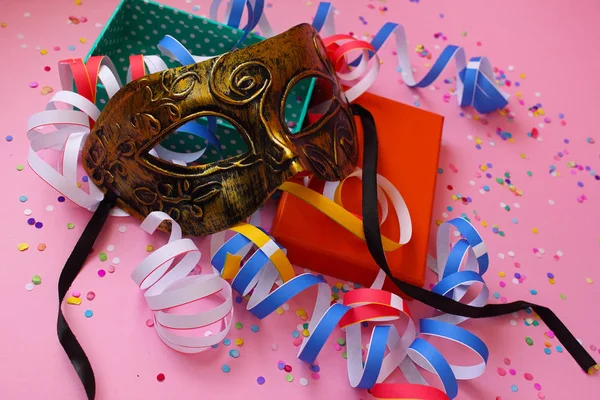 Altın maske ile karnaval için dekorasyon