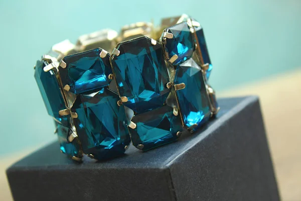 Mavi bilezik kutunun üstünde.