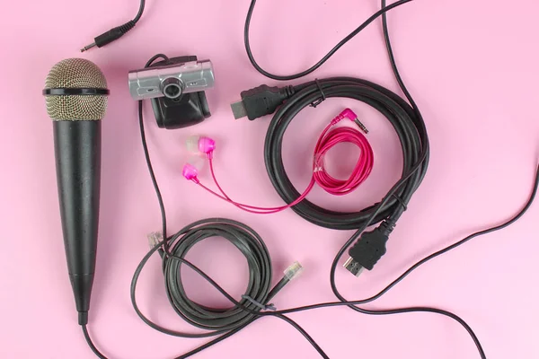 Pembe arka planı olan elektronik ürünler.