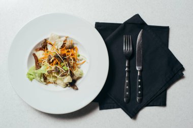 Beyaz bir tabak salata