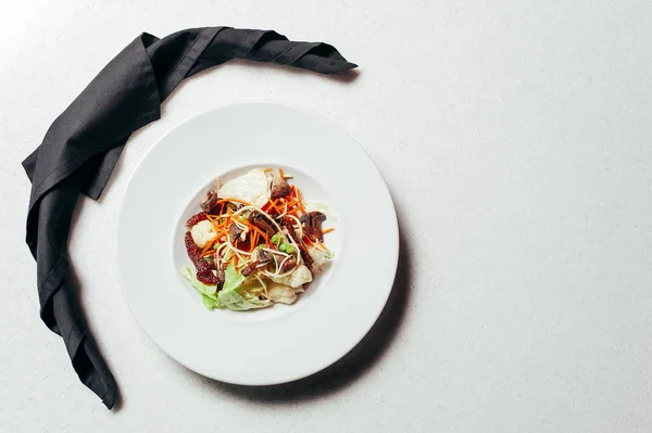 Beyaz bir tabak salata — Stok fotoğraf