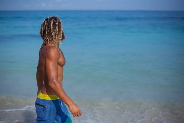 çekici bir kas sakallı kıvırcık ıslak adam çıplak Sığdır gövde ile portresi deniz yürüyüş