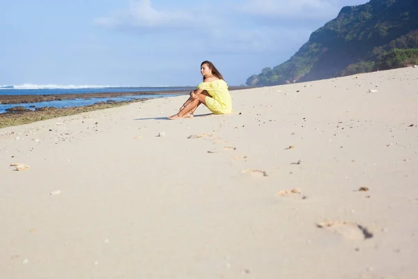 Töprengő lány ült a homokon — Stock Fotó
