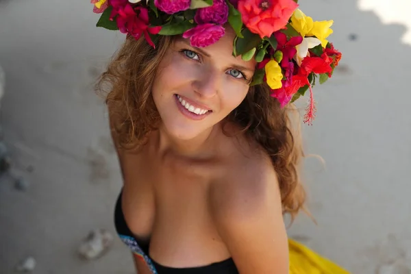 Retrato de menina bonita sorridente em top de biquíni com flores na cabeça — Fotografia de Stock