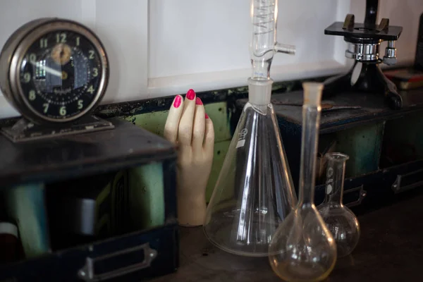 Masada 40-60 yaş arası modası geçmiş eski nesneler var. Klasik çalar saat, cam şişeler, manken el, cam mataralar..