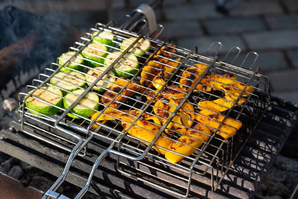 Rebanadas Parrilla Calabacín Pimiento Amarillo Parrilla Con Humo Fuera —  Fotos de Stock