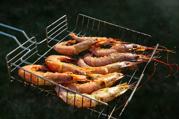 烤架上放着大的生粉红虾仁 上面放着香蕉皮 随时准备着烤着 户外烧烤 — 图库照片