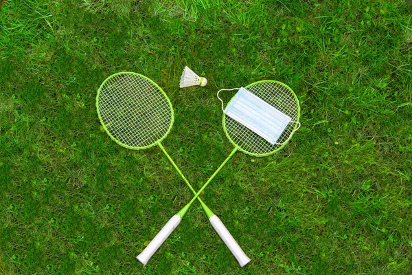 Coronavirus Bescherming Zingen Badminton Rackets Shuttlecock Groen Gras Medisch Masker — Stockfoto