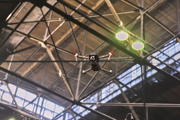 Tesis üzerinde uçan kamera ile Drone