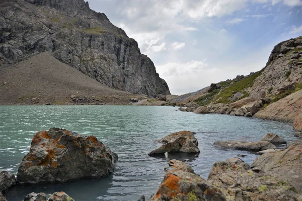 Lago en las montañas — Foto de Stock