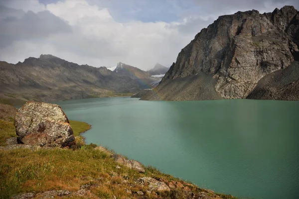 Lago Alakul en las montañas — Foto de Stock