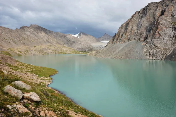 Beau lac d'Alakul en montagne — Photo