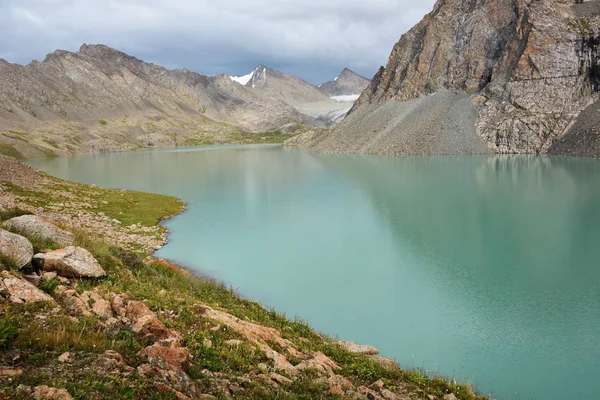 Beau lac Alakul dans les montagnes du Kirghizistan — Photo