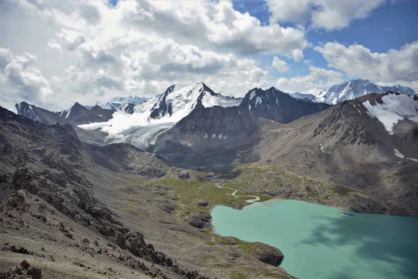Montañas y lago en Kirguistán — Foto de Stock