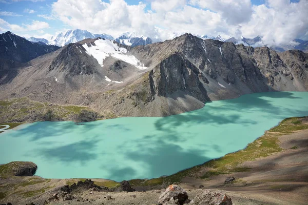 Beau lac dans les montagnes du Kirghizistan — Photo