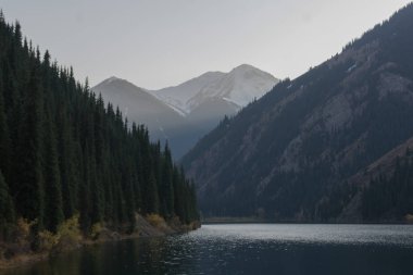 Güzel manzara yüksek dağ gölü Kulsay Kazakistan'daki bul.