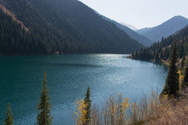 Güzel manzara yüksek dağ gölü Kulsay Kazakistan'daki bul.