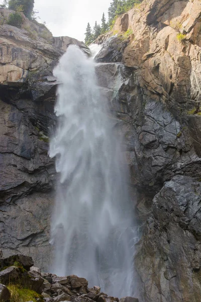 Cachoeira nas montanhas do Quirguistão — Fotografia de Stock