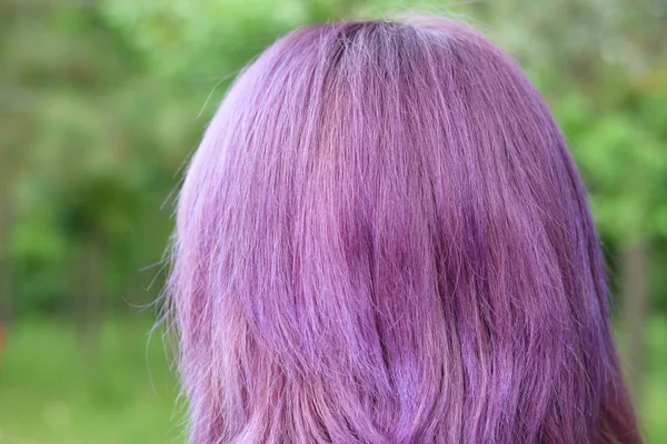 Girl Violet Hair Backside Green Background — Stock Photo, Image