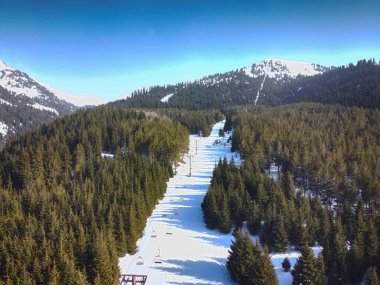 Dağ manzarası, orman ve kablo. Manzara. Kış Doğası. Kayak üssü üzerinde uçuş. Terskey Alatoo Dağları, Tian-Shan, Karakol, Kırgızistan