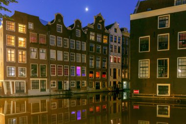 Amsterdam. Kanal boyunca evlerin gece görünümü.