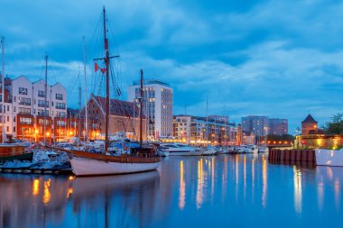 Gdansk. Geceleri Orta dolgu.