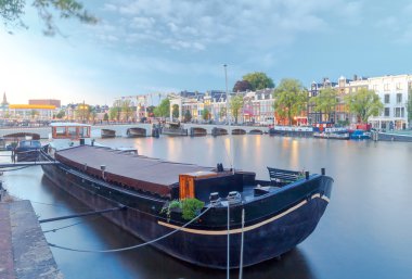 Amsterdam. İnce köprü gün batımında.