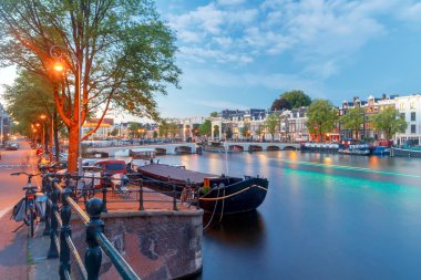 Amsterdam. İnce köprü gün batımında.