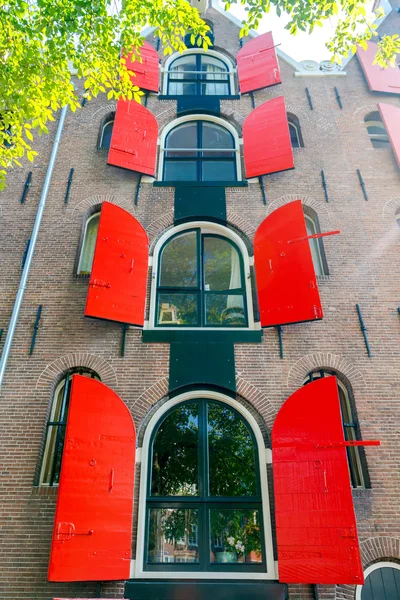 Amsterdam. Old house on the canal. — Stock Photo, Image