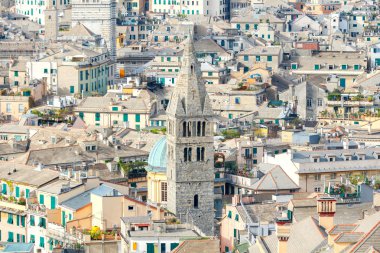 Tepenin üstünden Cenova havadan görünümü.