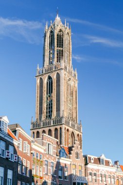 Utrecht. Güneşli bir günde eski kule.