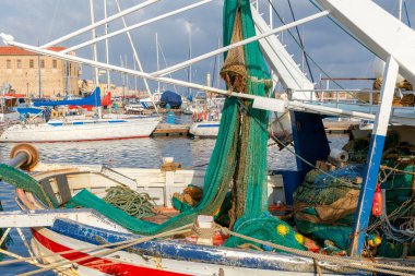 Chania. Balıkçı tekneleri ve yatlar liman.
